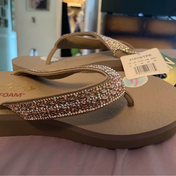 brand new sketchers flip flops ! Pictures don’t do them justice! Really pretty! - Picture 6 of 9